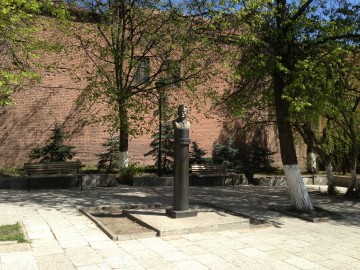 Бюст Т.Н. Хренникова