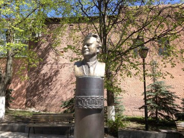 Бюст Т.Н. Хренникова