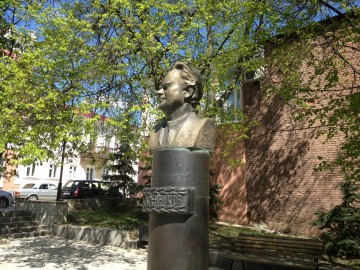 Бюст Т.Н. Хренникова