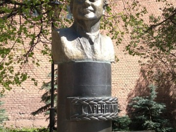 Бюст Т.Н. Хренникова