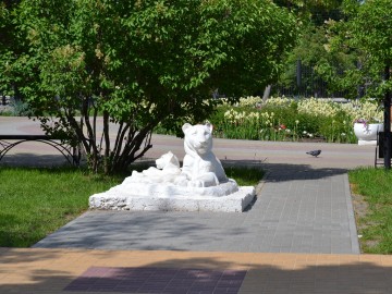 Скульптура «Львица и львёнок»