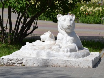 Скульптура «Львица и львёнок»