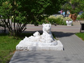 Скульптура «Львица и львёнок»
