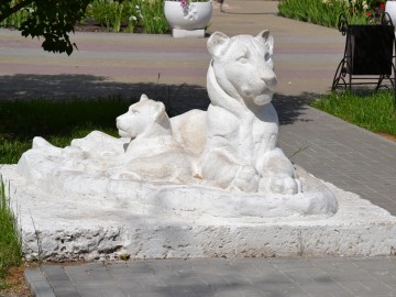 Скульптура «Львица и львёнок»