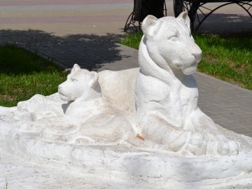 Скульптура «Львица и львёнок»