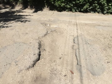 Почему в микрорайоне Новые Дома разбитые дороги и тротуары?!