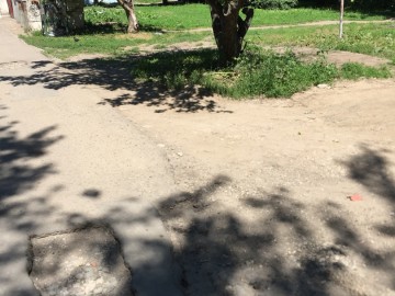 Почему в микрорайоне Новые Дома разбитые дороги и тротуары?!