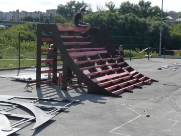 Монтаж оборудования на площадке для экстремальных видов спорта