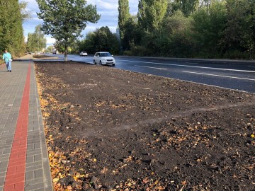 По улице Свердлова дорожники оставили после себя строительный мусор и развороченную спортивную площадку