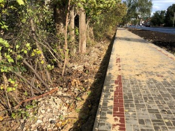 По улице Свердлова дорожники оставили после себя строительный мусор и развороченную спортивную площадку