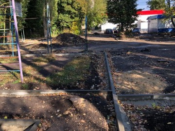 По улице Свердлова дорожники оставили после себя строительный мусор и развороченную спортивную площадку