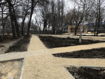 В Петровском парке вовсю кипит работа по благоустройству!