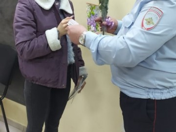 Поздравление с 8 марта ельчанок в РЭО ГИБДД и миграционной службе (2021г.)