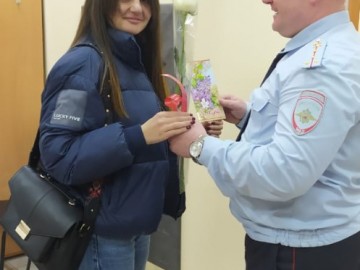Поздравление с 8 марта ельчанок в РЭО ГИБДД и миграционной службе (2021г.)