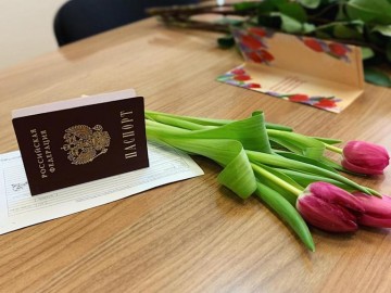 Поздравление с 8 марта ельчанок в РЭО ГИБДД и миграционной службе (2021г.)
