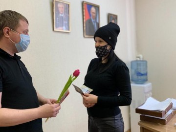 Поздравление с 8 марта ельчанок в РЭО ГИБДД и миграционной службе (2021г.)