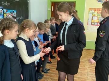 Сотрудники транспортной полиции провели патриотическую акцию «Георгиевская ленточка»