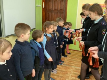 Сотрудники транспортной полиции провели патриотическую акцию «Георгиевская ленточка»