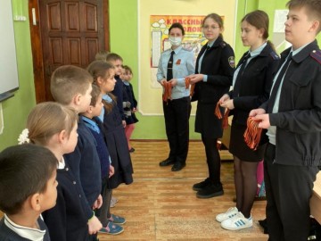 Сотрудники транспортной полиции провели патриотическую акцию «Георгиевская ленточка»