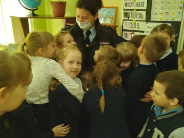 Сотрудники транспортной полиции провели патриотическую акцию «Георгиевская ленточка»