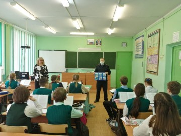 Елецкий ЛО МВД России на транспорте и ученики МБОУ СШ №8 города Ельца в акции «Безопасная дорога домой!» 2021