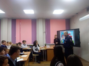 В СШ №1 им. М.М. Пришвина сотрудники ГИБДД Ельца приняли участие в открытых уроках