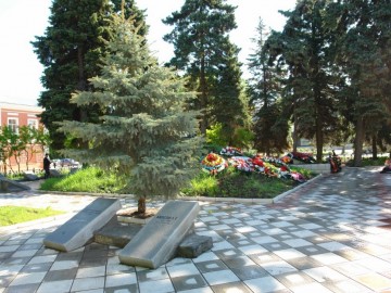 Мемориальный комплекс на площади Революции