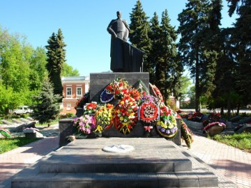 Мемориальный комплекс на площади Революции