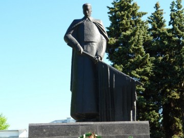 Мемориальный комплекс на площади Революции