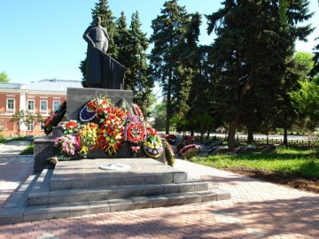 Мемориальный комплекс на площади Революции