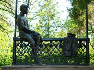 Памятник И.А. Бунину в городском парке