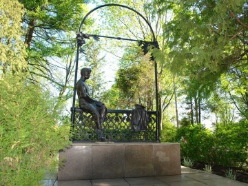 Памятник И.А. Бунину в городском парке