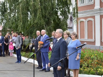 Торжественная линейка в школе №1
