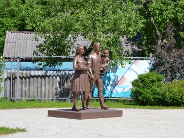 Скульптурная композиция «Семья»