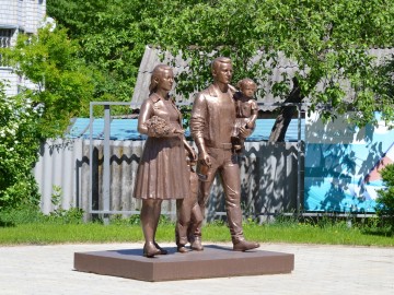 Скульптурная композиция «Семья»