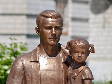 Скульптурная композиция «Семья»